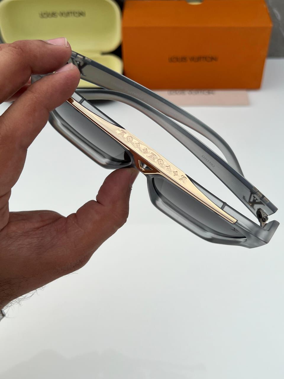 Lou_is vuit_ton 1502 smok grey