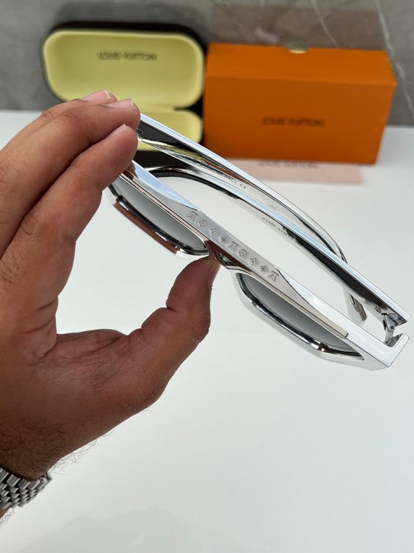 Lo_uis_vui_tton_1502_chrome_black