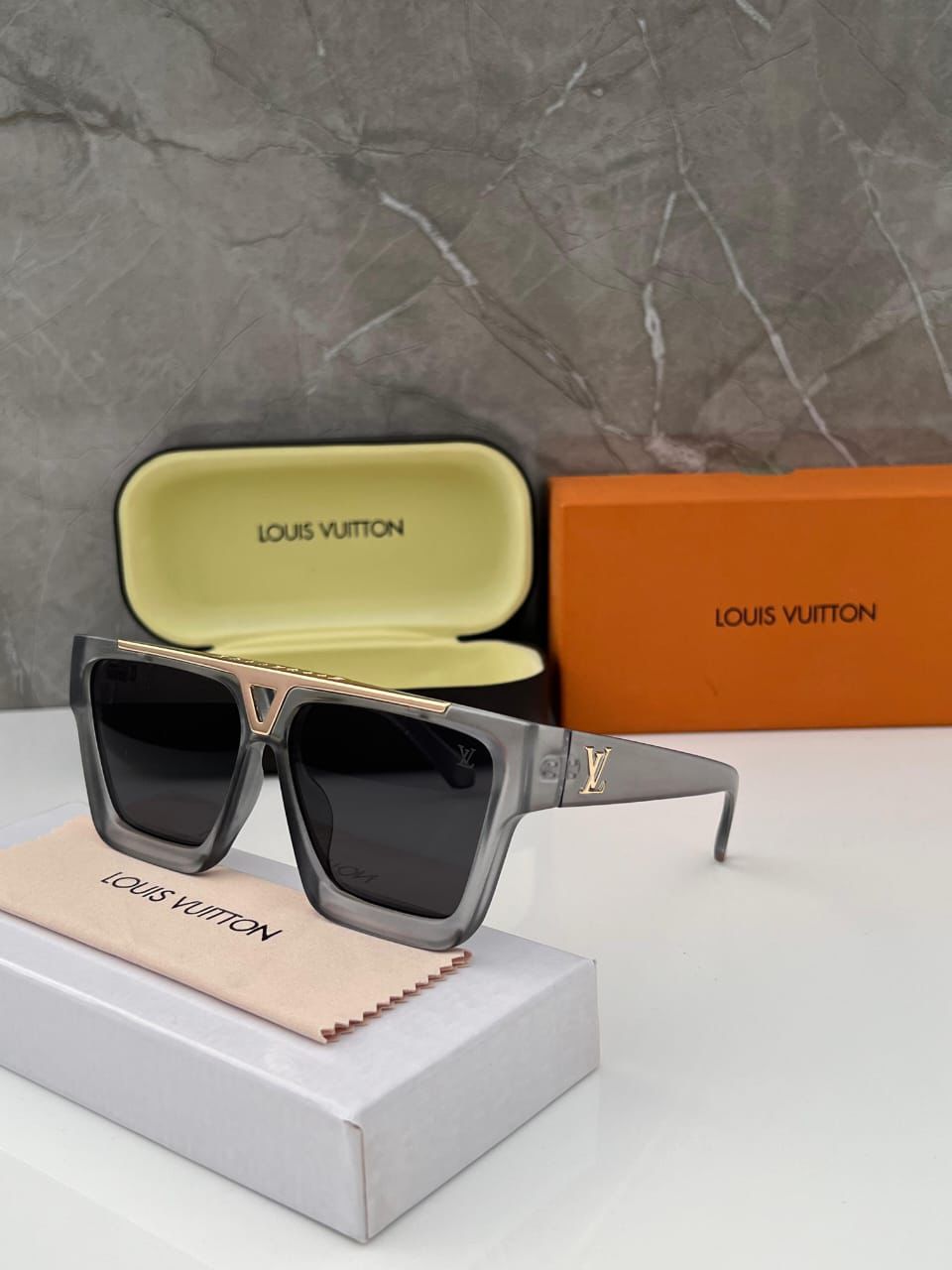 Lou_is vuit_ton 1502 smok grey