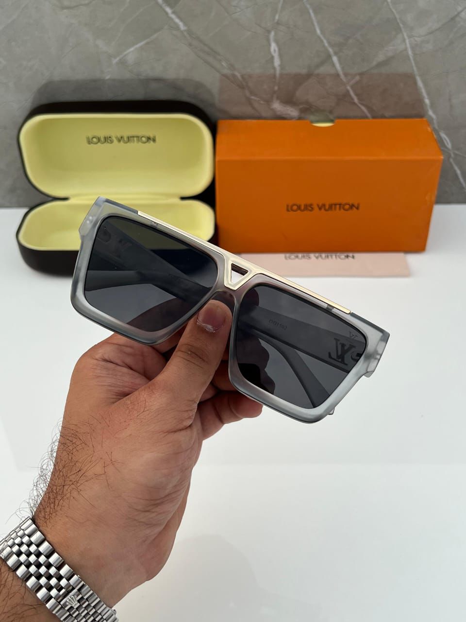 Lou_is vuit_ton 1502 smok grey