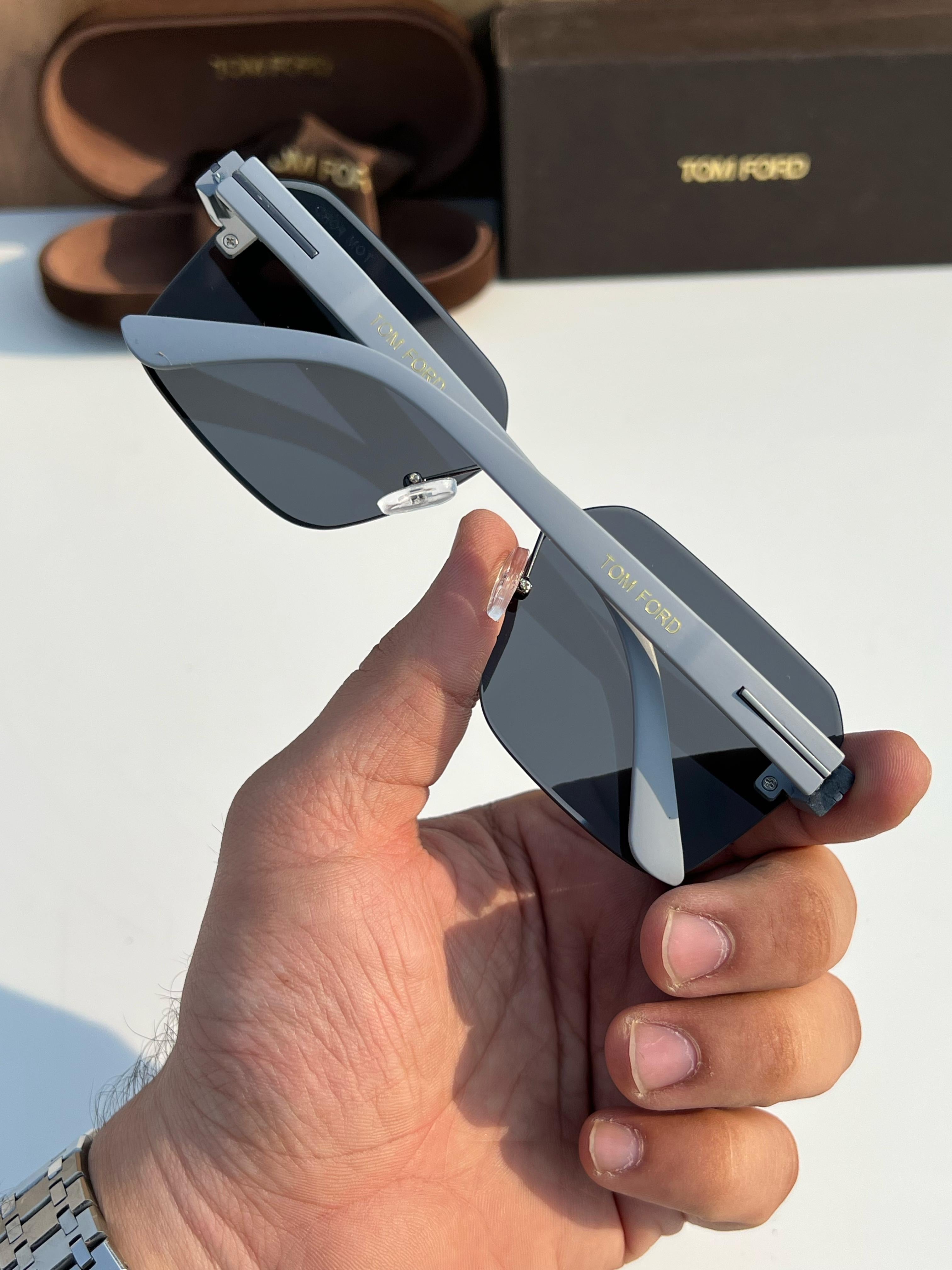 To_m_ford 18300 grey black A