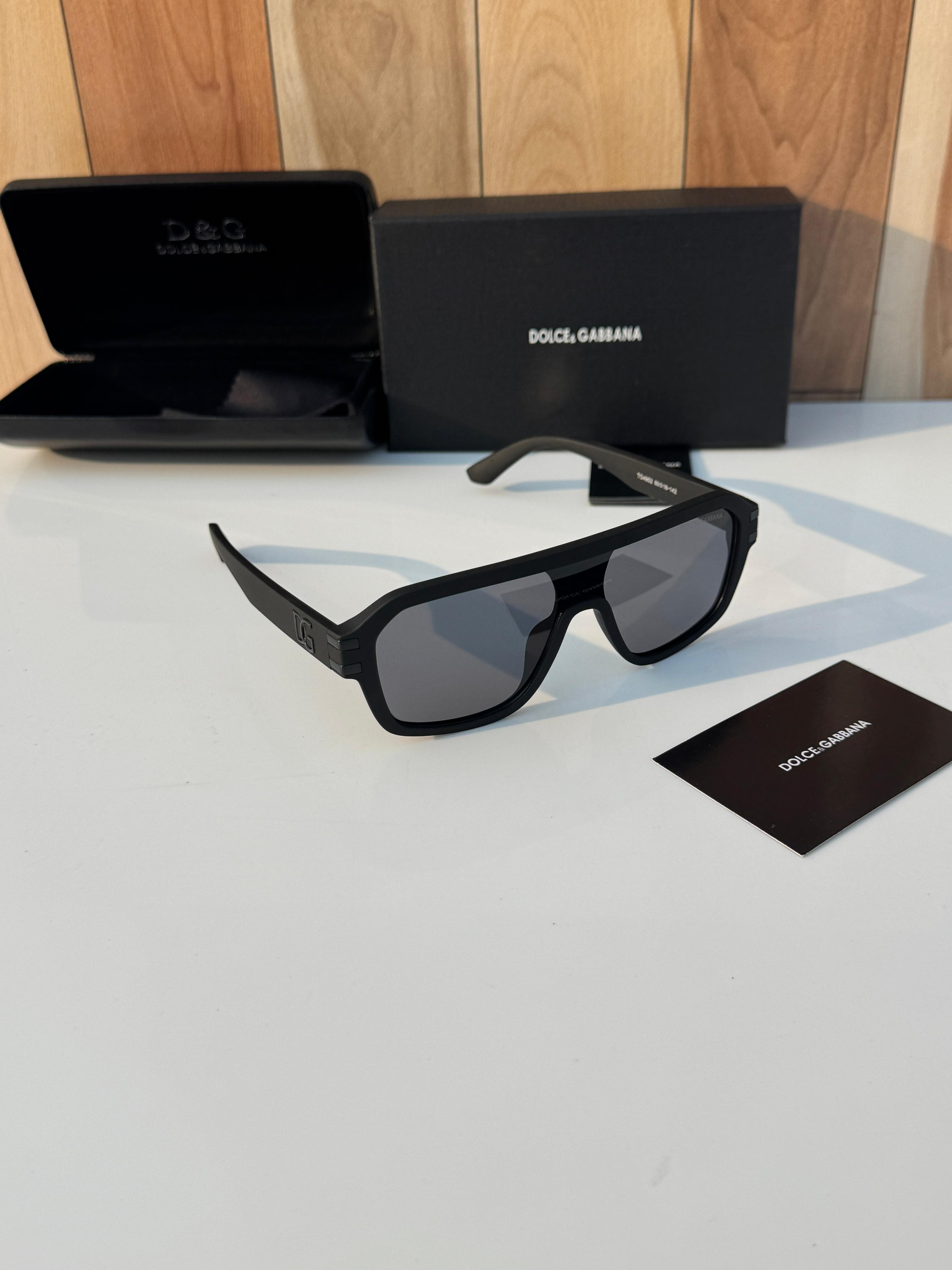 Do__lce & gab__ana 4952 black gold SUNGLASS
