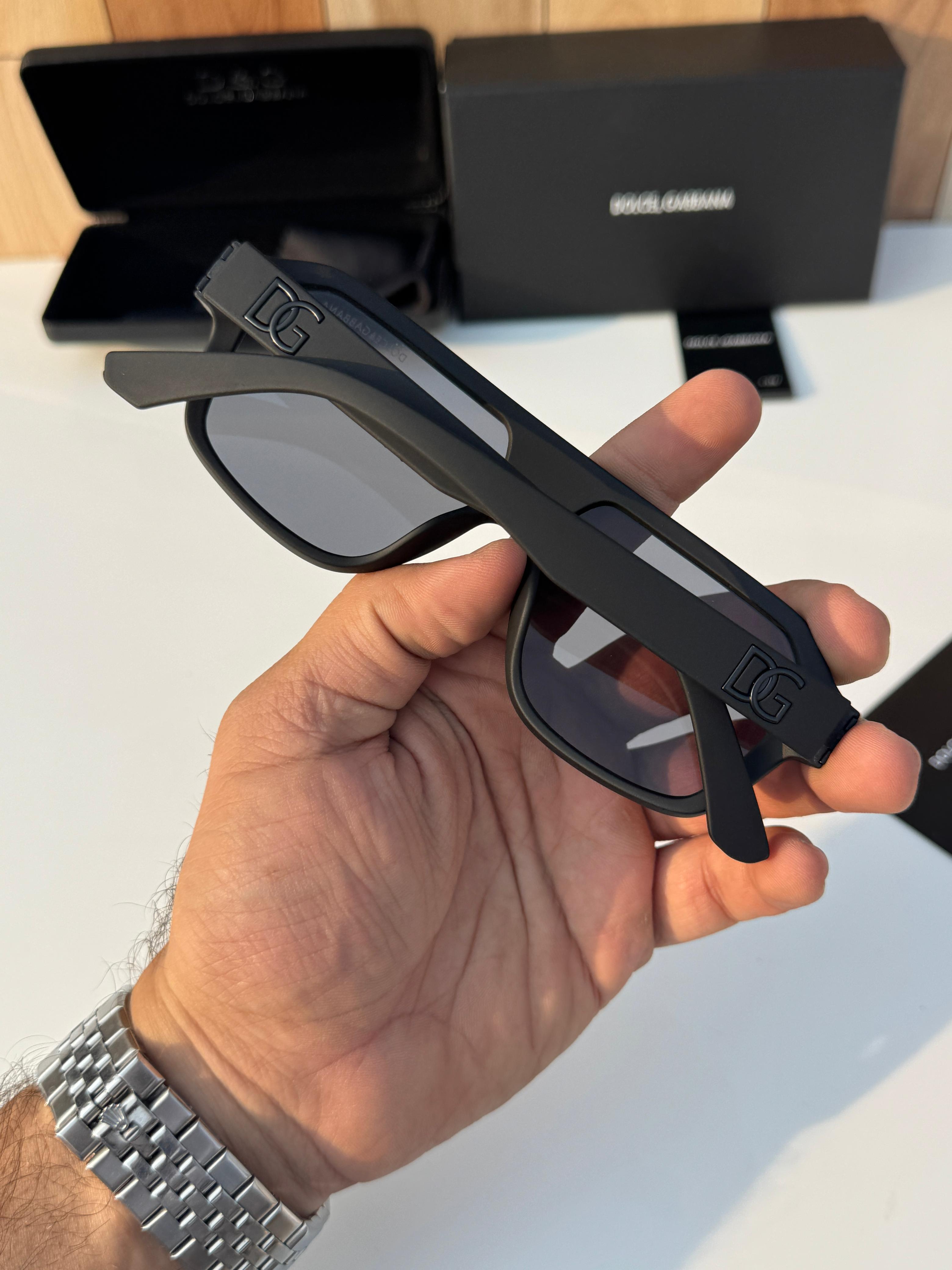 Do__lce & gab__ana 4952 matt black   SUNGLASSS