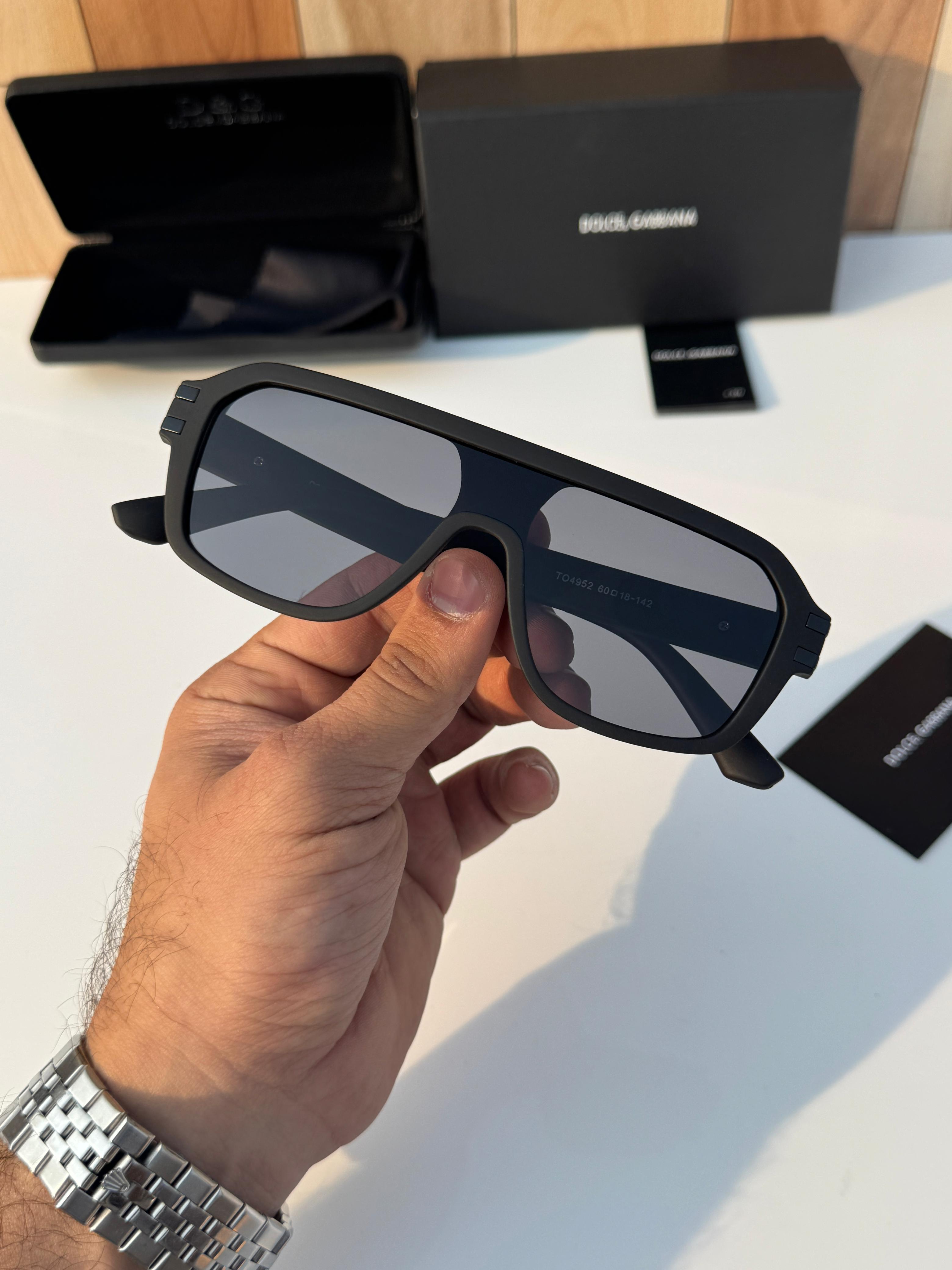 Do__lce & gab__ana 4952 matt black   SUNGLASSS