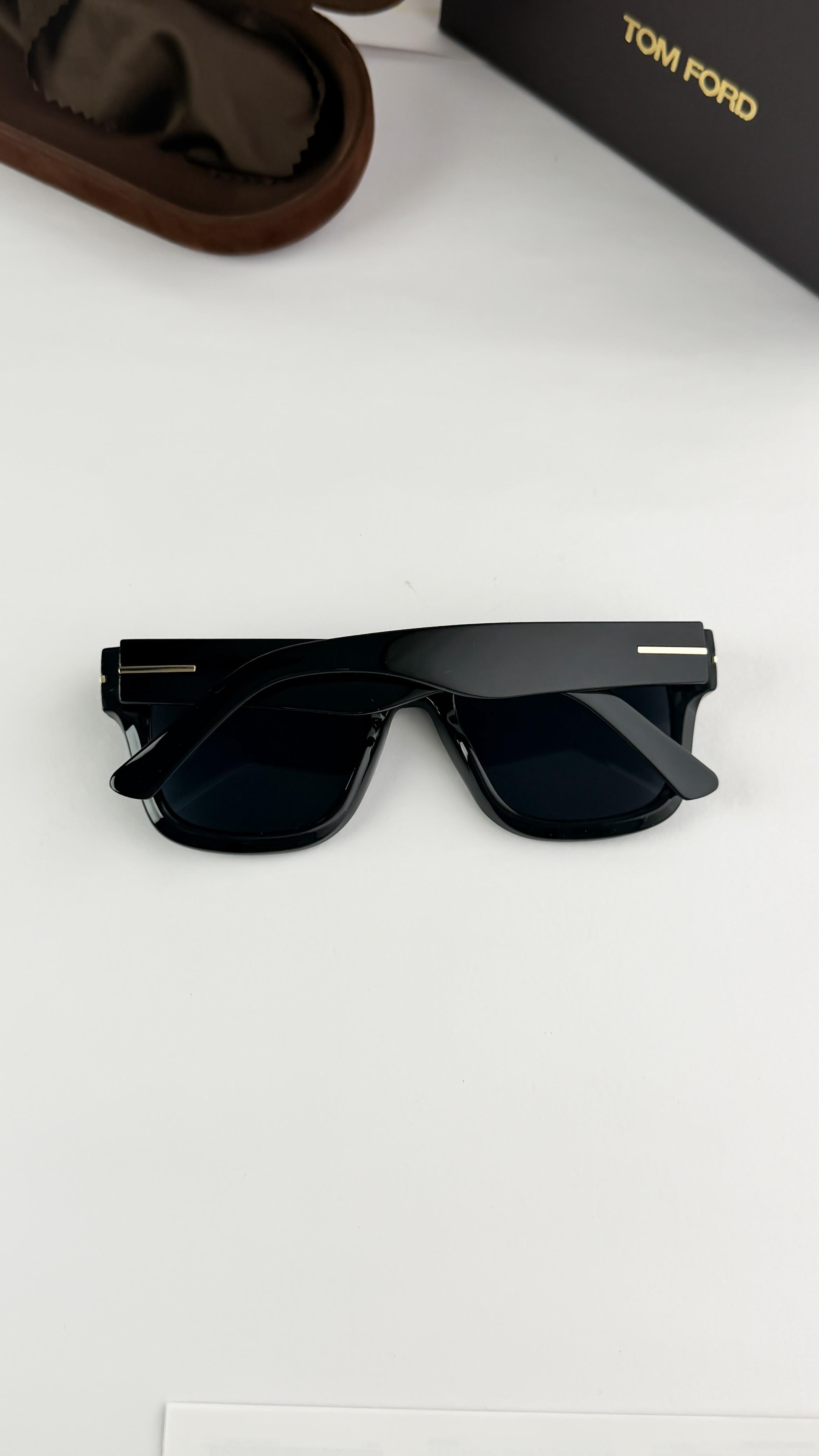 TOM__FORD BLACK 259  SUNGLASS
