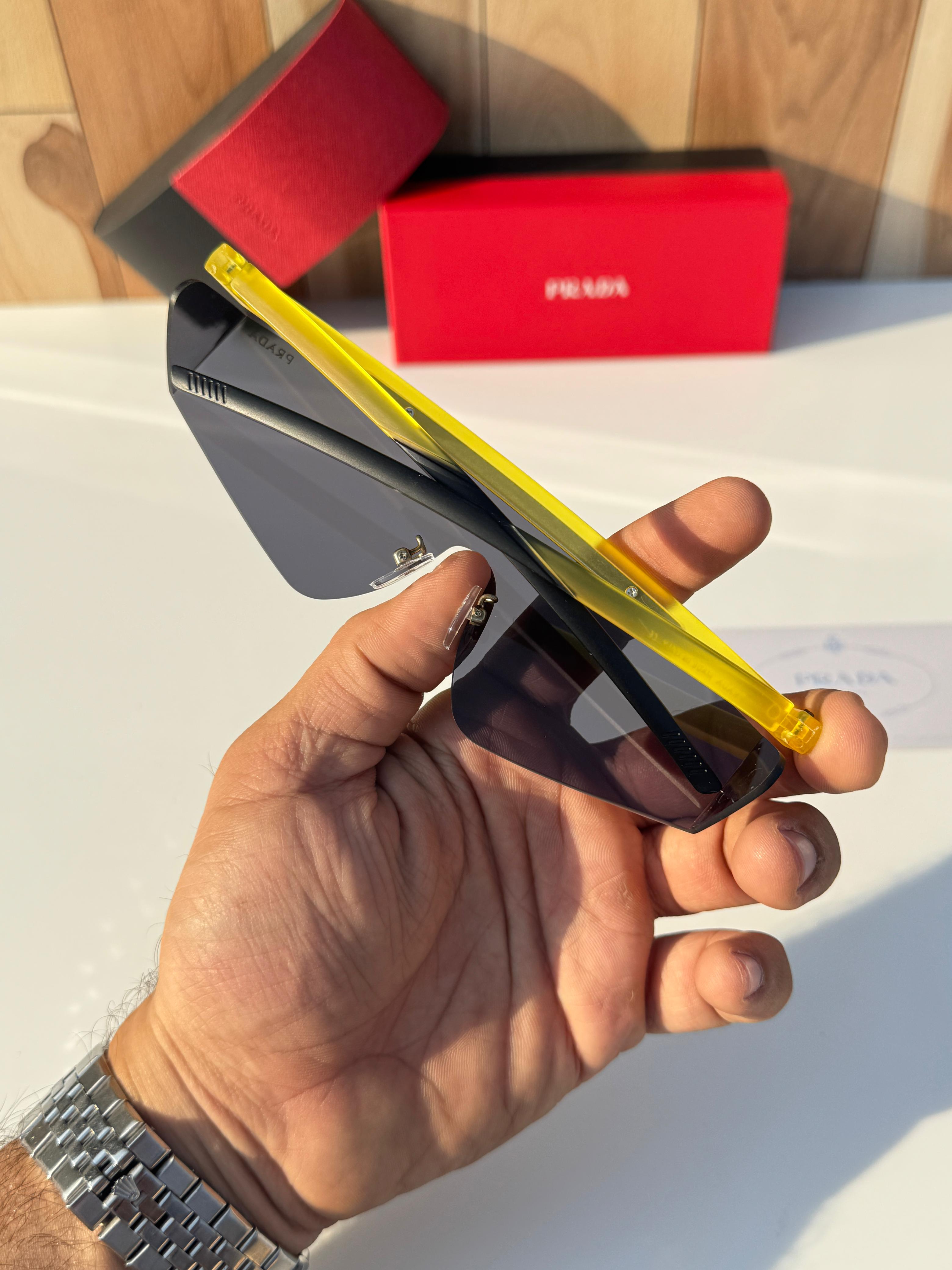 Pra_da 217 yellow black  SUNGLASS