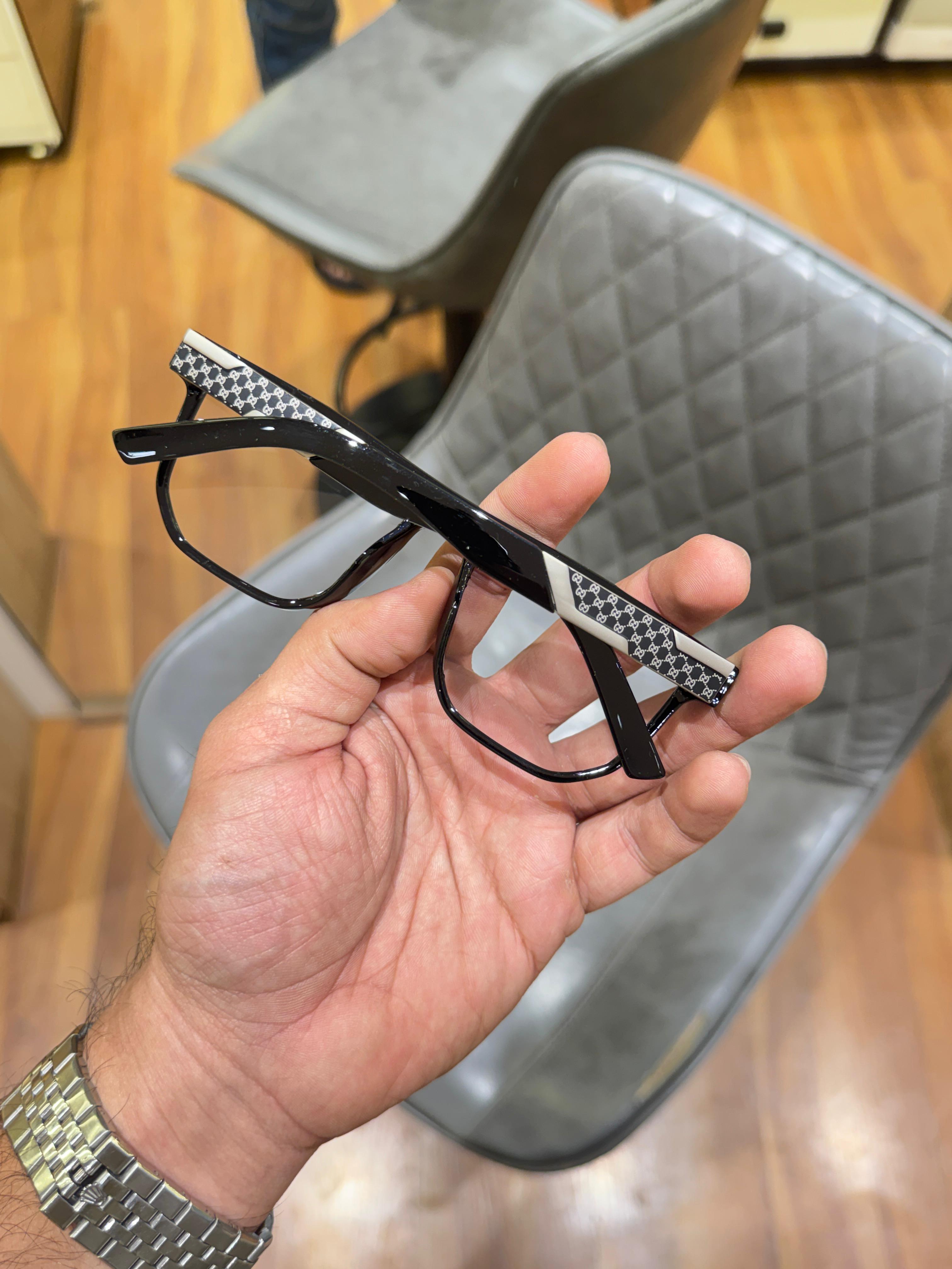 Gu  1669 black plano SUNGLASS