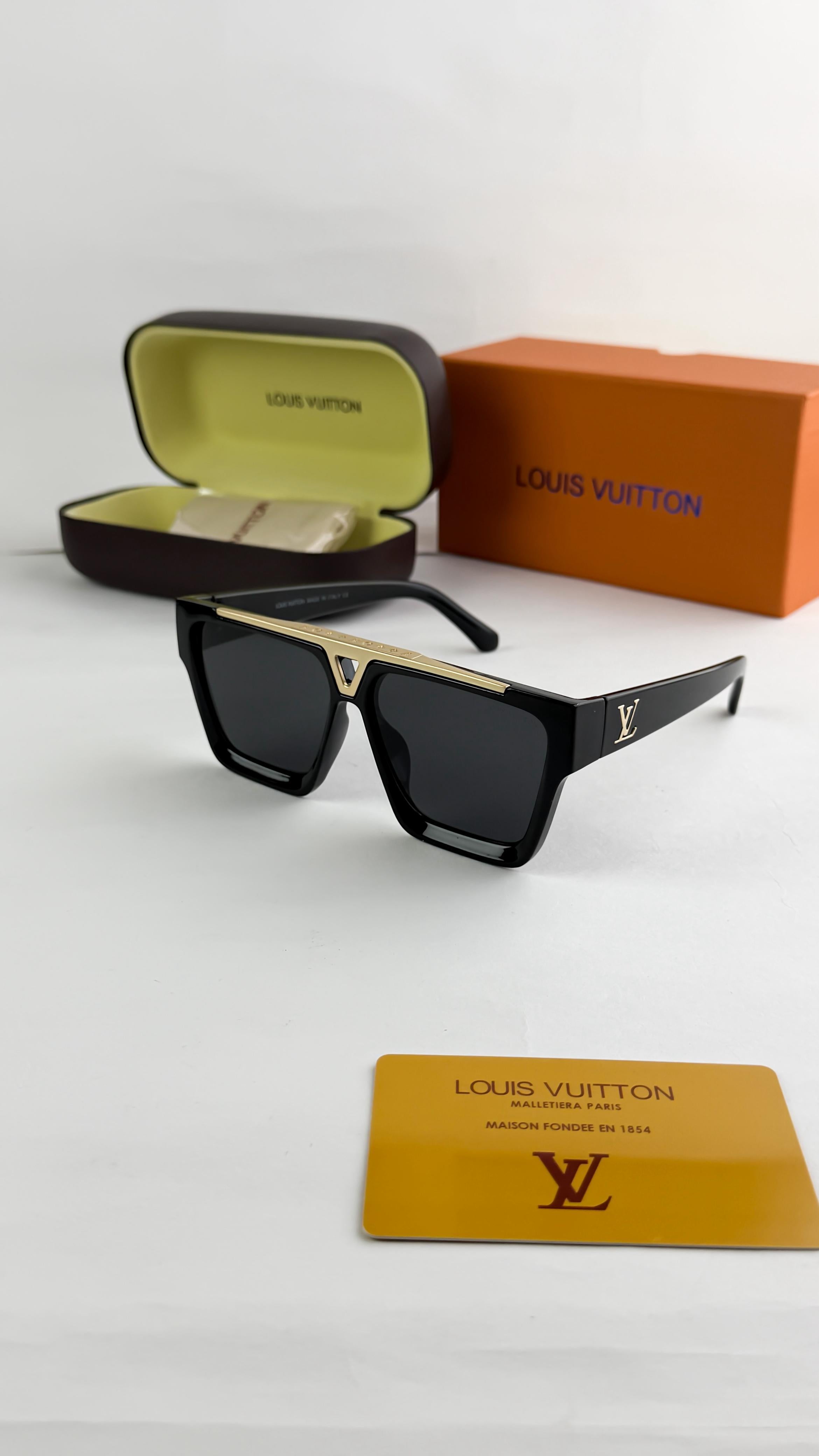 LOUI__S VUITTON GOLD BLACKSUNGLASS