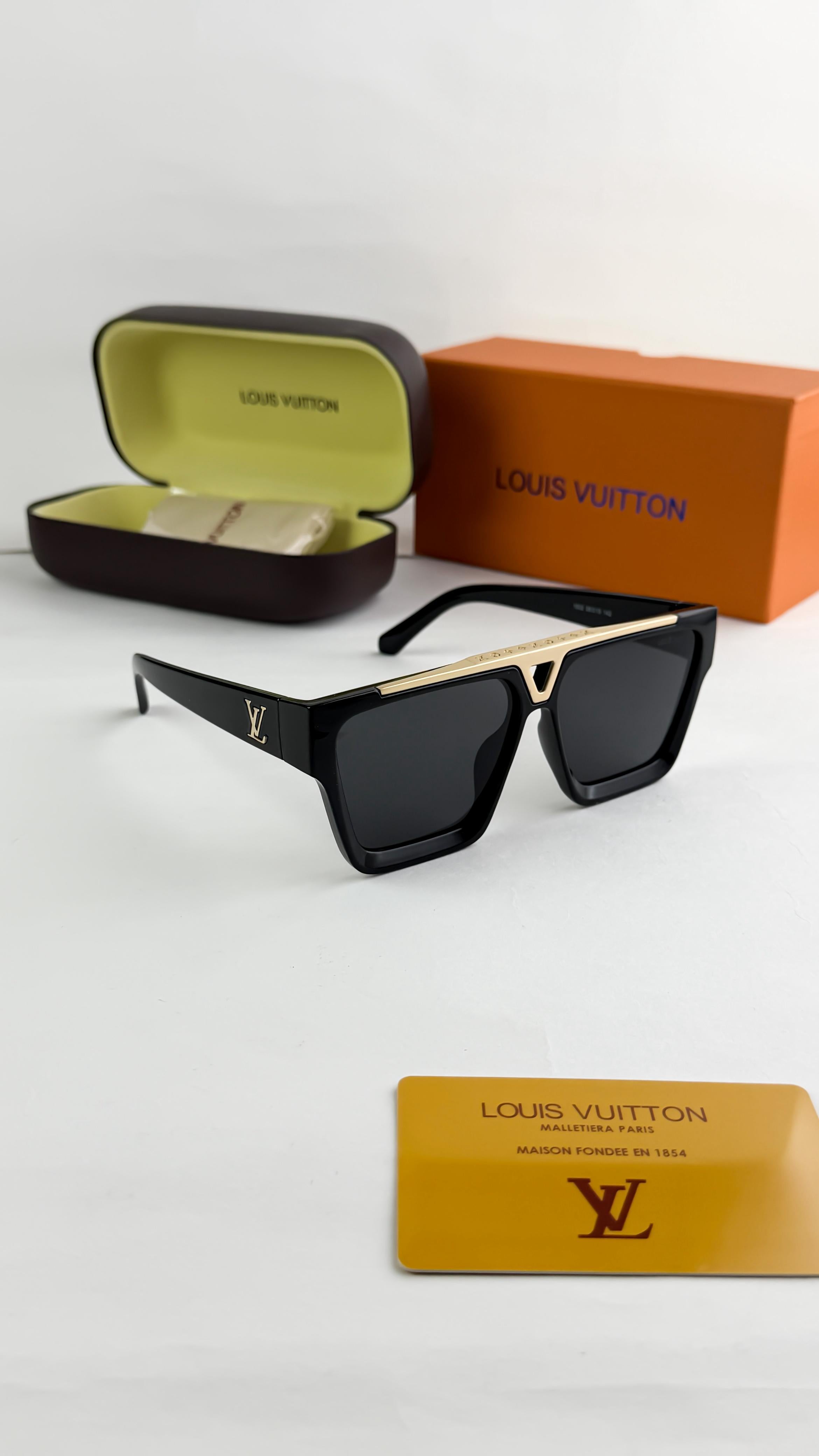 LOUI__S VUITTON GOLD BLACKSUNGLASS