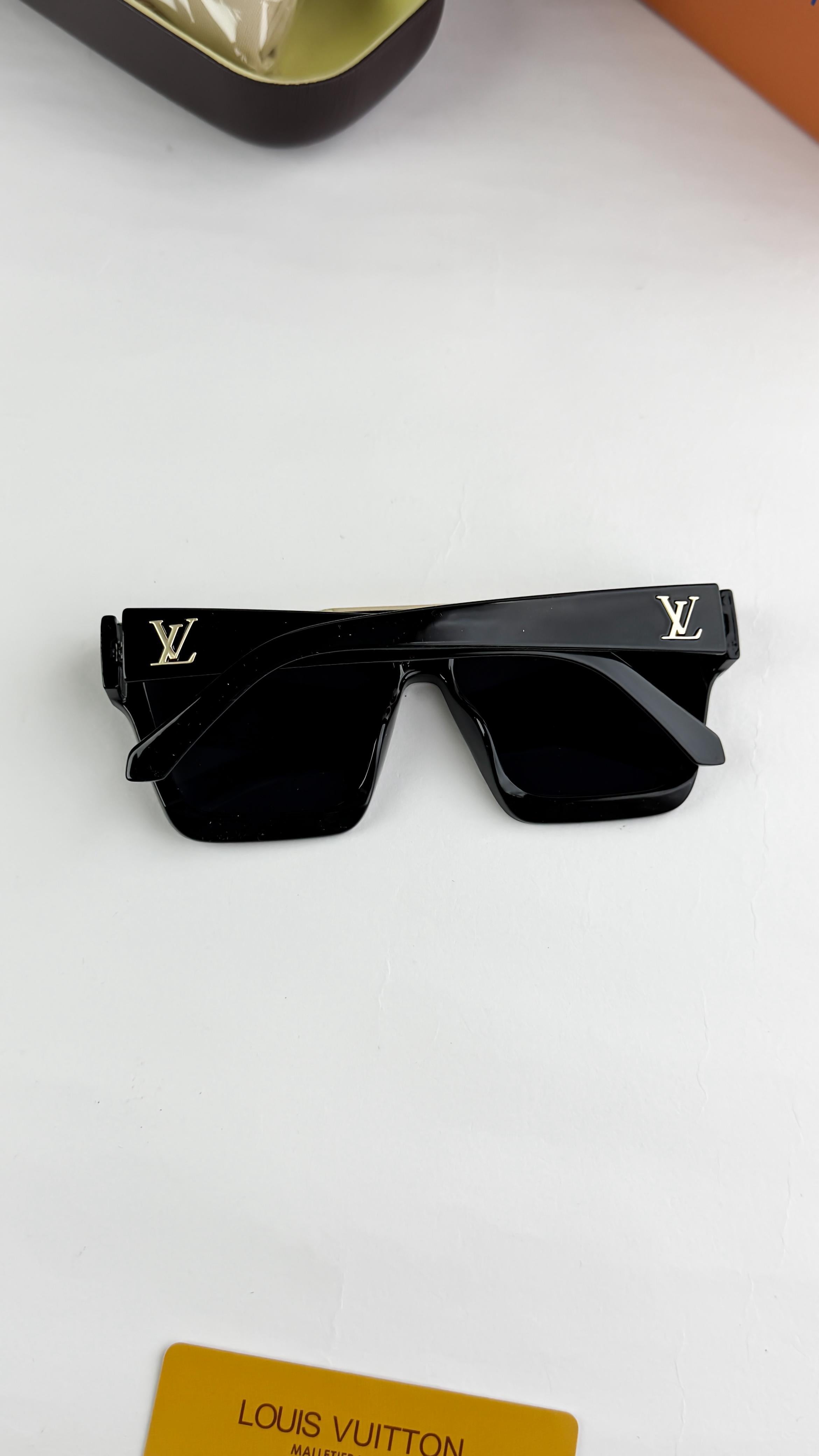 LOUI__S VUITTON GOLD BLACKSUNGLASS