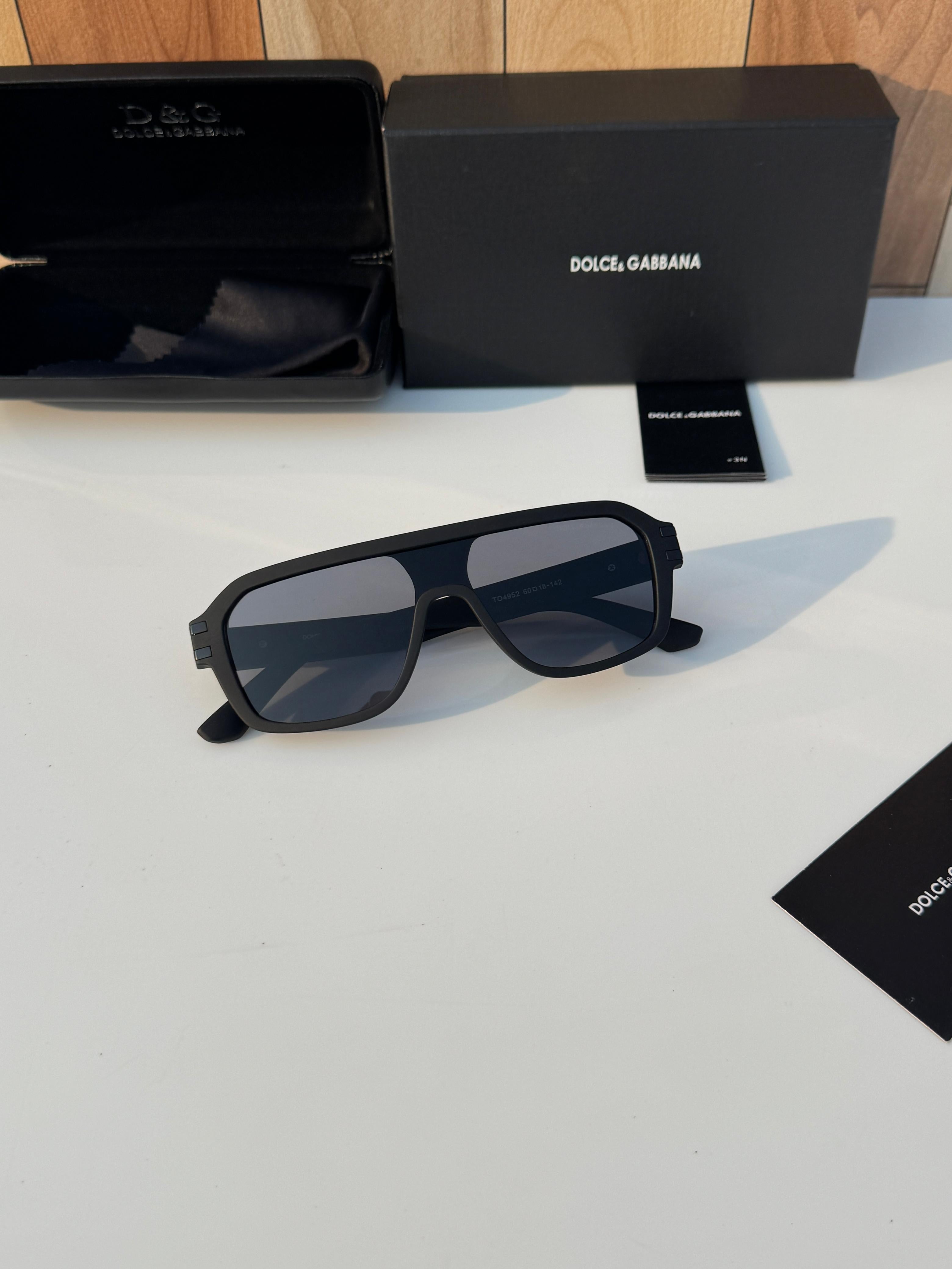 Do__lce & gab__ana 4952 black gold SUNGLASS